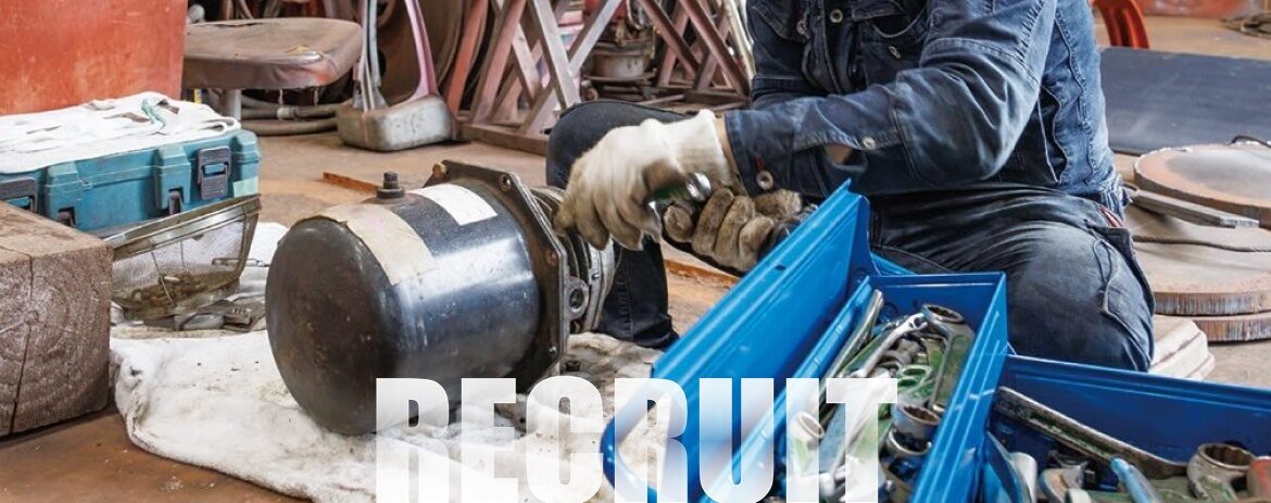 RECRUIT ― 工場で機械を整備する職人